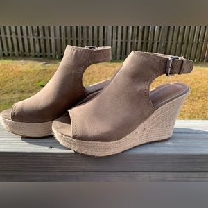 Universal Thread Cayla Faux Suede Espadrille Wedge Taupe size 8